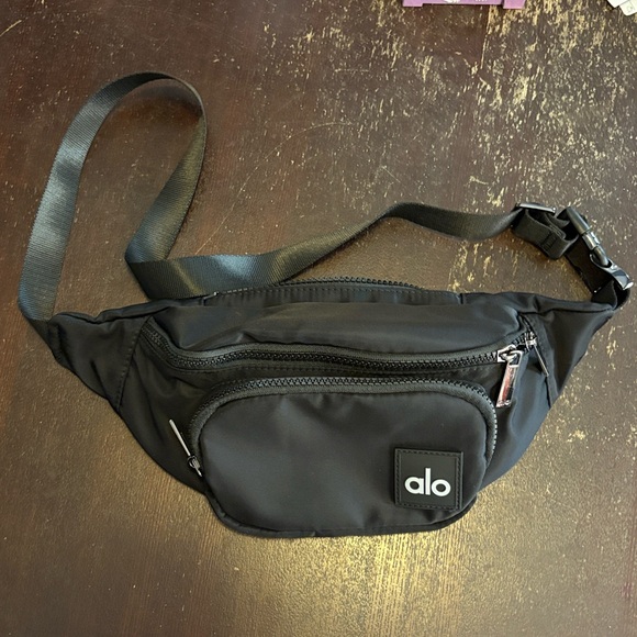Alo Yoga Explorer Bag Black Crossbody Fanny Pack (NWT, Discontinued) - Picture 1 of 3